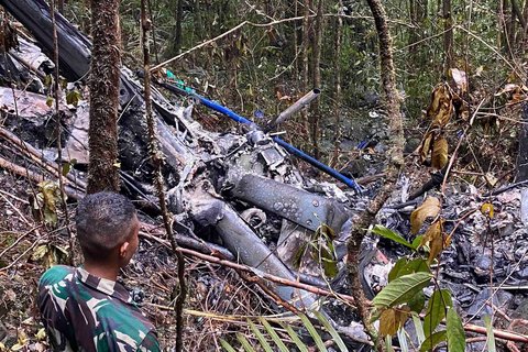 Tim SAR  memeriksa puing helikopter BK117-D3 PK-RGH milik PT Eastindo Air yang jatuh dengan penumpang di dalamnya  di Tanah Bumbu, Kalimantan Selatan, Kamis (04/09/2025).