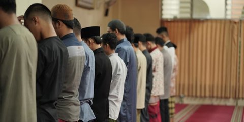 Ilustrasi Beribadah di Masjid
