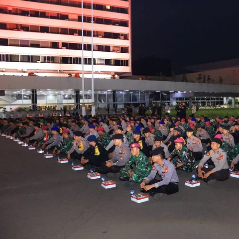 Kapolri Kumpulkan 320 Personel TNI-Polri yang Amankan DPR