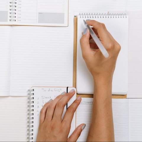 Ilustrasi Menulis Perencanaan Harian