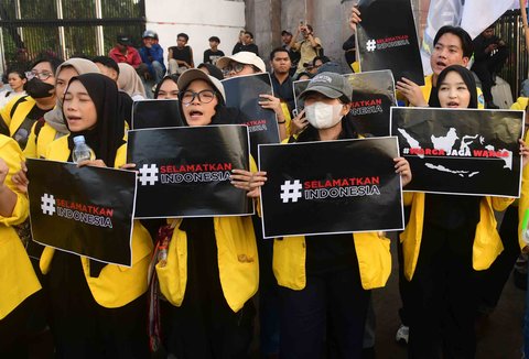Ratusan mahasiswa dari Badan Eksekutif Mahasiswa Seluruh Indonesia (BEM SI) menggelar demonstrasi di depan Gedung DPR RI, Jakarta Selatan, Kamis (4/9/2025).