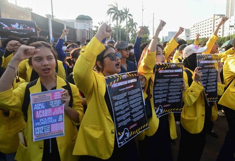 Ratusan mahasiswa dari Badan Eksekutif Mahasiswa Seluruh Indonesia (BEM SI) menggelar demonstrasi di depan Gedung DPR RI, Jakarta Selatan, Kamis (4/9/2025).