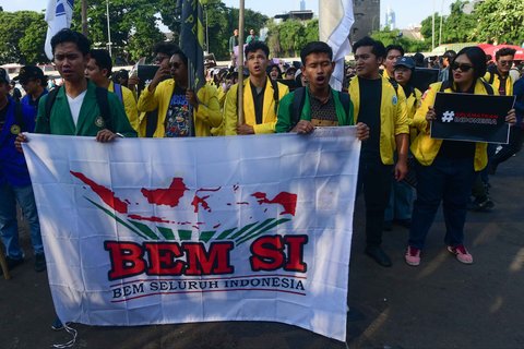 Ratusan mahasiswa dari Badan Eksekutif Mahasiswa Seluruh Indonesia (BEM SI) menggelar demonstrasi di depan Gedung DPR RI, Jakarta Selatan, Kamis (4/9/2025).
