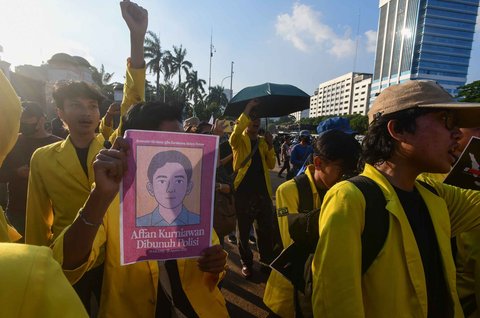 Ratusan mahasiswa dari Badan Eksekutif Mahasiswa Seluruh Indonesia (BEM SI) menggelar demonstrasi di depan Gedung DPR RI, Jakarta Selatan, Kamis (4/9/2025).