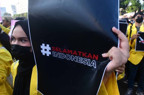Ratusan mahasiswa dari Badan Eksekutif Mahasiswa Seluruh Indonesia (BEM SI) menggelar demonstrasi di depan Gedung DPR RI, Jakarta Selatan, Kamis (4/9/2025).