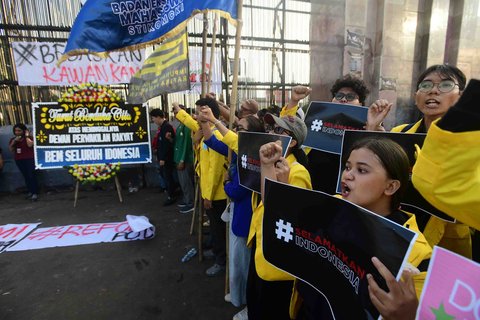 Ratusan mahasiswa dari Badan Eksekutif Mahasiswa Seluruh Indonesia (BEM SI) menggelar demonstrasi di depan Gedung DPR RI, Jakarta Selatan, Kamis (4/9/2025).