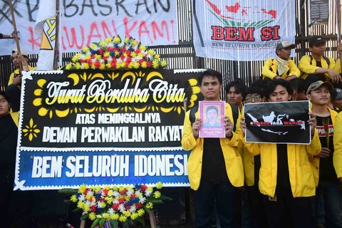 Ratusan mahasiswa dari Badan Eksekutif Mahasiswa Seluruh Indonesia (BEM SI) menggelar demonstrasi di depan Gedung DPR RI, Jakarta Selatan, Kamis (4/9/2025).