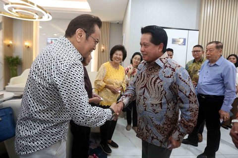 Direktur Utama Bank Rakyat Indonesia (BRI), Hery Gunardi menyapa nasabah saat peringatan Hari Pelanggan Nasional 2025 di Branch Office BRI Kelapa Gading, Jakarta, Kamis (4/9/2025).