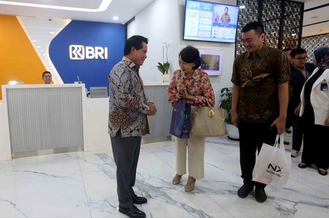 Direktur Utama Bank Rakyat Indonesia (BRI), Hery Gunardi menyapa nasabah saat peringatan Hari Pelanggan Nasional 2025 di Branch Office BRI Kelapa Gading, Jakarta, Kamis (4/9/2025).
