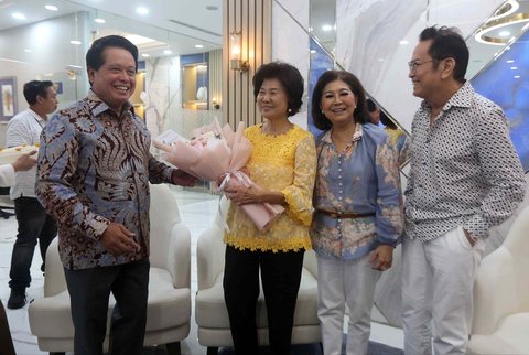 Direktur Utama Bank Rakyat Indonesia (BRI), Hery Gunardi menyapa nasabah saat peringatan Hari Pelanggan Nasional 2025 di Branch Office BRI Kelapa Gading, Jakarta, Kamis (4/9/2025).