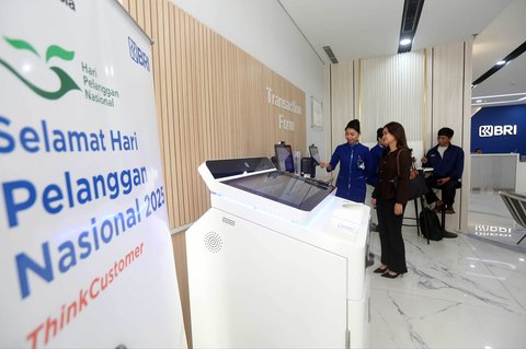 Petugas melayani nasabah saat peringatan Hari Pelanggan Nasional 2025 di Branch Office BRI Kelapa Gading, Jakarta, Kamis (4/9/2025).