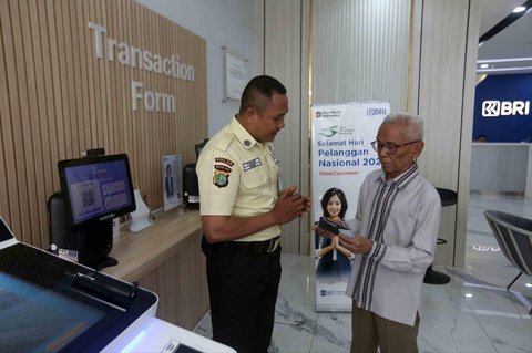 Petugas melayani nasabah saat peringatan Hari Pelanggan Nasional 2025 di Branch Office BRI Kelapa Gading, Jakarta, Kamis (4/9/2025).