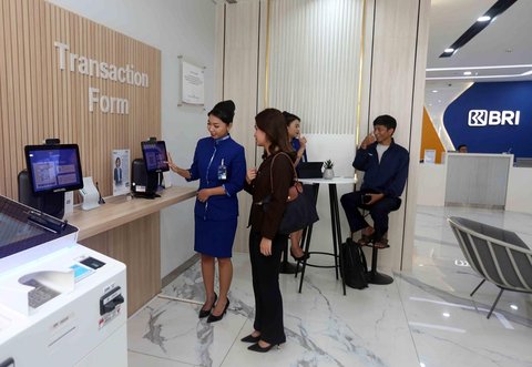 Petugas melayani nasabah saat peringatan Hari Pelanggan Nasional 2025 di Branch Office BRI Kelapa Gading, Jakarta, Kamis (4/9/2025).