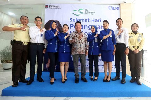 Direktur Utama Bank Rakyat Indonesia (BRI), Hery Gunardi bersama staf bank saat peringatan Hari Pelanggan Nasional 2025 di Branch Office BRI Kelapa Gading, Jakarta, Kamis (4/9/2025).