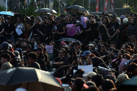 Aktivis Jaringan Solidaritas Korban untuk Keadilan mengikuti Aksi Kamisan ke-876 di depan Istana Merdeka, Jakarta, Kamis (4/9/2025).