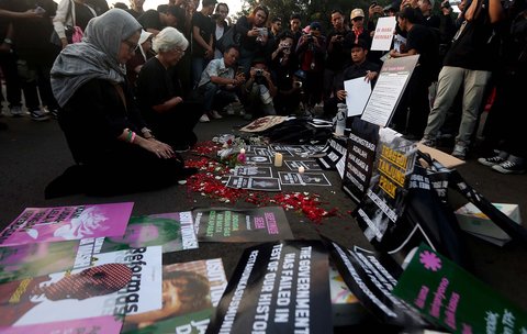Aktivis Jaringan Solidaritas Korban untuk Keadilan mengikuti Aksi Kamisan ke-876 di depan Istana Merdeka, Jakarta, Kamis (4/9/2025).