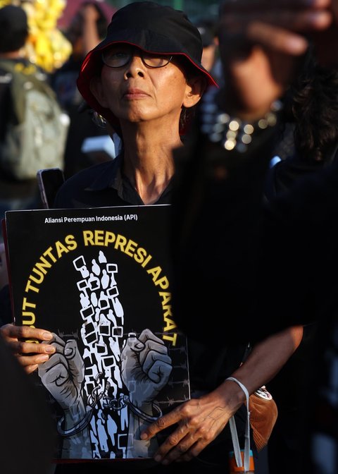 Aktivis Jaringan Solidaritas Korban untuk Keadilan mengikuti Aksi Kamisan ke-876 di depan Istana Merdeka, Jakarta, Kamis (4/9/2025).