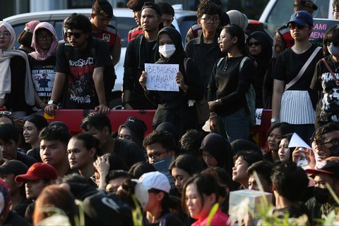 Aktivis Jaringan Solidaritas Korban untuk Keadilan mengikuti Aksi Kamisan ke-876 di depan Istana Merdeka, Jakarta, Kamis (4/9/2025).