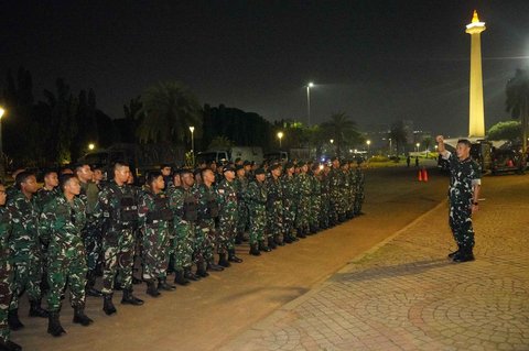 Prajurit TNI Kodam Jaya TNI AD saat melakukan patroli di Kota Jakarta, Rabu (03/09/2025).