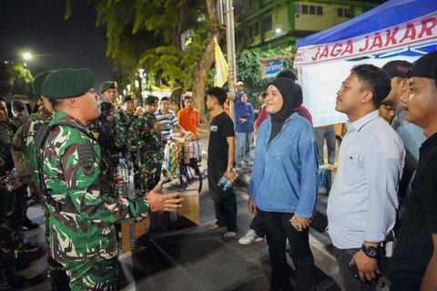 Prajurit TNI Kodam Jaya TNI AD saat melakukan patroli di Kota Jakarta, Rabu (03/09/2025).