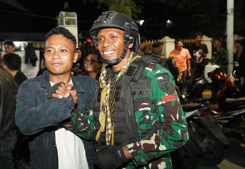 Prajurit TNI Kodam Jaya TNI AD saat melakukan patroli di Kota Jakarta, Rabu (03/09/2025).