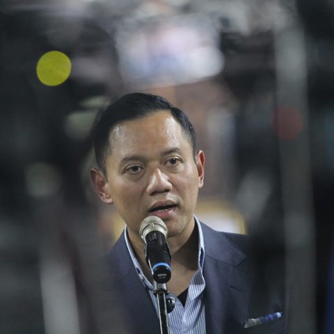 Ketua Umum Partai Demokrat Agus Harimurti Yudhoyono (AHY) tengah bersama (ki-ka) Kepala Bappilu Demokrat Iftitah Sulaiman Suryanagara, Waketum Demokrat Edhie Baskoro Yudhoyono (Ibas), Sekjen Demokrat Herman Khaeron dan Waketum Demokrat Teuku Riefky Harsya memberikan keterangan di Pendopo Puri Cikeas, Bogor, Jawa Barat, Minggu (31/08/2025).