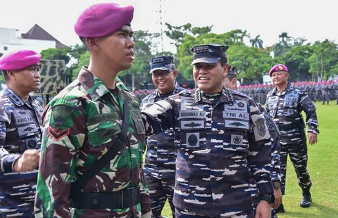 Kepala Staf TNI Angkatan Laut (Kasal) Laksamana TNI Dr. Muhammad Ali saat meninjau prajurit TNI AL, yang dikerahkan guna pengamanan Ibu Kota Jakarta di Markas Komando Korps Marinir (Mako Kormar) di Kwitang Jakarta, Kamis (04/09/2025).