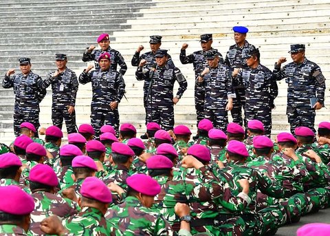 Kepala Staf TNI Angkatan Laut (Kasal) Laksamana TNI Dr. Muhammad Ali saat meninjau prajurit TNI AL, yang dikerahkan guna pengamanan Ibu Kota Jakarta di kompleks Gedung DPR/MPR  Jakarta, Kamis (04/09/2025).