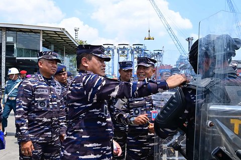 Kepala Staf TNI Angkatan Laut (Kasal) Laksamana TNI Dr. Muhammad Ali saat meninjau prajurit TNI AL, yang dikerahkan guna pengamanan Ibu Kota Jakarta di Pondok Dayung  Jakarta Utara, Kamis (04/09/2025).