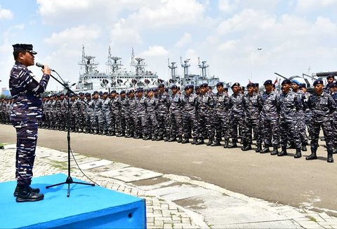 Kepala Staf TNI Angkatan Laut (Kasal) Laksamana TNI Dr. Muhammad Ali saat meninjau prajurit TNI AL, yang dikerahkan guna pengamanan Ibu Kota Jakarta di Markas Komando Lintas Laut Militer (Kolinlamil), Jakarta Utara. Kamis (04/09/2025).