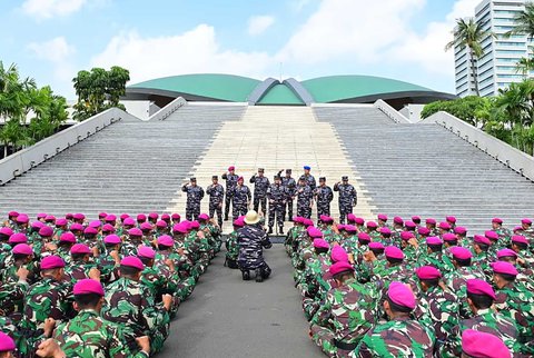 Kepala Staf TNI Angkatan Laut (Kasal) Laksamana TNI Dr. Muhammad Ali saat meninjau prajurit TNI AL, yang dikerahkan guna pengamanan Ibu Kota Jakarta di kompleks Gedung DPR/MPR  Jakarta, Kamis (04/09/2025).