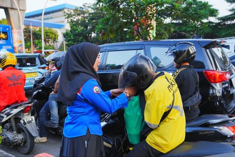 Buruh  membagikan paket sembako di perempatan depan Mabes Polri, Jalan Trunojoyo, Jakarta, Kamis sore (05/09/2025).