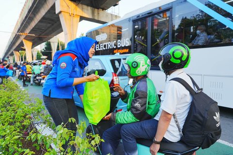 Buruhi membagikan paket sembako di perempatan depan Mabes Polri, Jalan Trunojoyo, Jakarta, Kamis sore (05/09/2025).