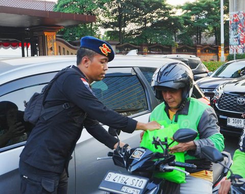 Anggota Polri membagikan paket sembako di perempatan depan Mabes Polri, Jalan Trunojoyo, Jakarta, Kamis sore (05/09/2025).