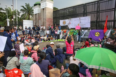 Mahasiswa mengatasnamakan Koalisi Masyrakat Sipil  menggelar aksi bertema 'Piknik Nasional Rakyat' di depan Gedung DPR RI, Senayan, Jakarta Pusat, Jumat (5/9/2025).