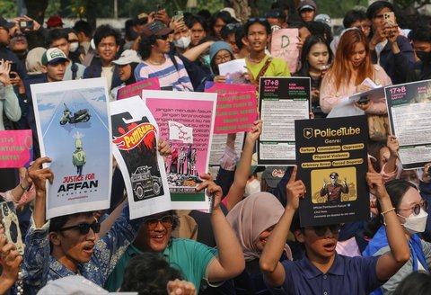 Mahasiswa mengatasnamakan Koalisi Masyrakat Sipil  menggelar aksi bertema 'Piknik Nasional Rakyat' di depan Gedung DPR RI, Senayan, Jakarta Pusat, Jumat (5/9/2025).