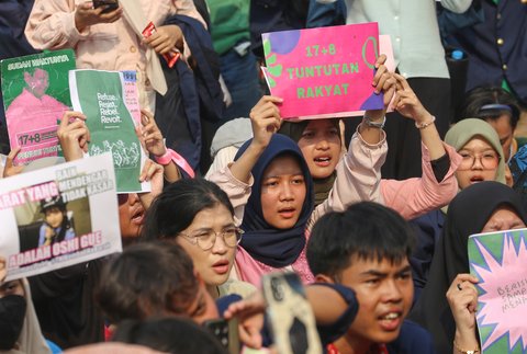 Mahasiswa mengatasnamakan Koalisi Masyrakat Sipil  menggelar aksi bertema 'Piknik Nasional Rakyat' di depan Gedung DPR RI, Senayan, Jakarta Pusat, Jumat (5/9/2025).