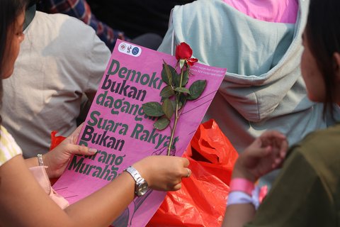 Mahasiswa mengatasnamakan Koalisi Masyrakat Sipil  menggelar aksi bertema 'Piknik Nasional Rakyat' di depan Gedung DPR RI, Senayan, Jakarta Pusat, Jumat (5/9/2025).