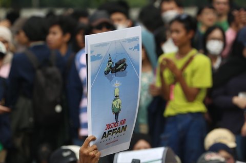 Mahasiswa mengatasnamakan Koalisi Masyrakat Sipil  menggelar aksi bertema 'Piknik Nasional Rakyat' di depan Gedung DPR RI, Senayan, Jakarta Pusat, Jumat (5/9/2025).