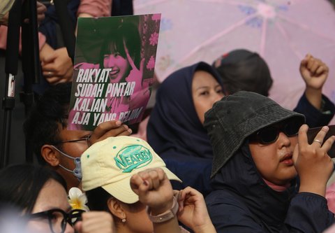 Mahasiswa mengatasnamakan Koalisi Masyrakat Sipil  menggelar aksi bertema 'Piknik Nasional Rakyat' di depan Gedung DPR RI, Senayan, Jakarta Pusat, Jumat (5/9/2025).