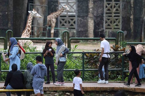 Sejumlah warga berwisata saat libur Maulid Nabi 1447 Hijriah di Taman Margasatwa Ragunan, Jakarta, Jumat (05/09/2025).