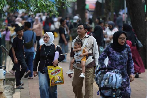 Sejumlah warga berwisata saat libur Maulid Nabi 1447 Hijriah di Taman Margasatwa Ragunan, Jakarta, Jumat (05/09/2025).