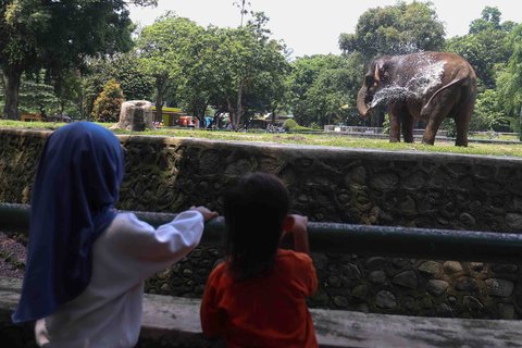 Sejumlah warga berwisata saat libur Maulid Nabi 1447 Hijriah di Taman Margasatwa Ragunan, Jakarta, Jumat (05/09/2025).
