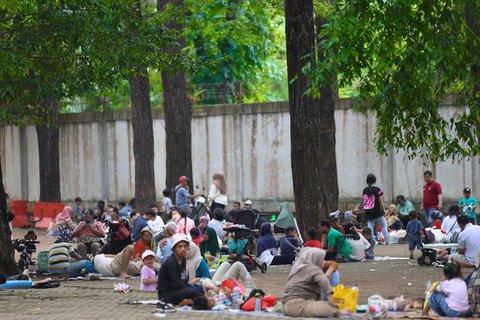 Sejumlah warga berwisata saat libur Maulid Nabi 1447 Hijriah di Taman Margasatwa Ragunan, Jakarta, Jumat (05/09/2025).