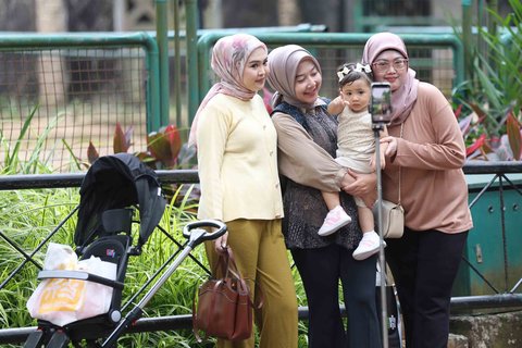Sejumlah warga berwisata saat libur Maulid Nabi 1447 Hijriah di Taman Margasatwa Ragunan, Jakarta, Jumat (05/09/2025).