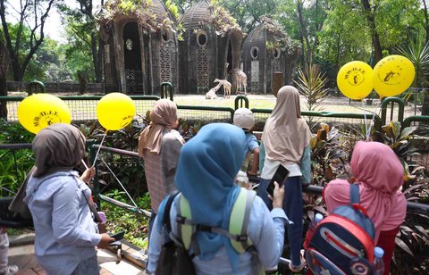 Sejumlah warga berwisata saat libur Maulid Nabi 1447 Hijriah di Taman Margasatwa Ragunan, Jakarta, Jumat (05/09/2025).