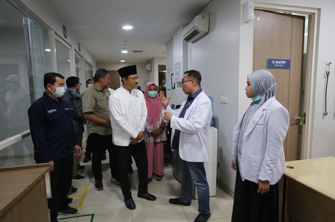Menteri Sosial Saifullah Yusuf (Gus Ipul) menjenguk korban luka imbas unjuk rasa di Rumah Sakit Primaya, Makassar