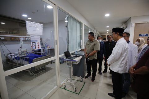 Menteri Sosial Saifullah Yusuf (Gus Ipul) menjenguk korban luka imbas unjuk rasa di Rumah Sakit Primaya, Makassar