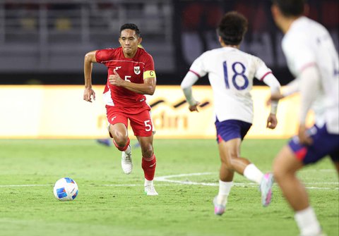 Pesepak bola Timnas Indonesia Ridho Ramadhani membawa bola ke arah gawang Timnas Taiwan dalam FIFA Matchday di Stadion Gelora Bung Tomo, Surabaya, Jawa Timur, Jumat (5/9/2025).