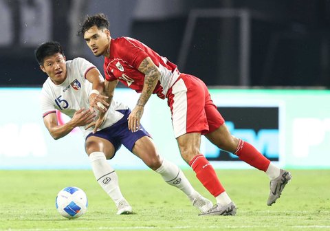 Pesepak bola Timnas Indonesia Pattynama berebut bola dengan pesepak bola Timnas Taiwan Tzu Ming  dalam FIFA Matchday di Stadion Gelora Bung Tomo, Surabaya, Jawa Timur, Jumat (5/9/2025).
